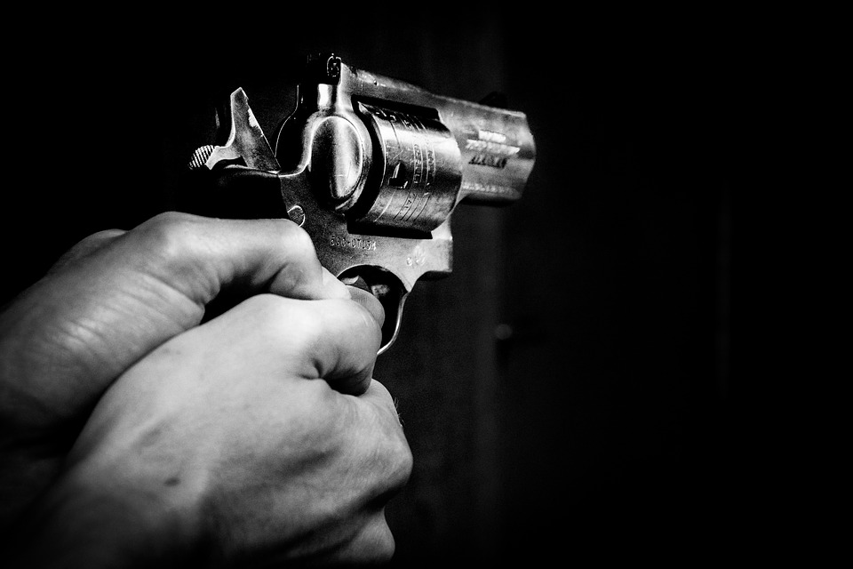 El revolver de fogueo no puede ser considerado un arma de fuego; es,  propiamente, una réplica de arma de fuego, no puede disparar balas reales  porque su cañón está creado de tal
